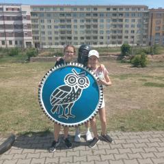 Žákyně s kusy zbroje